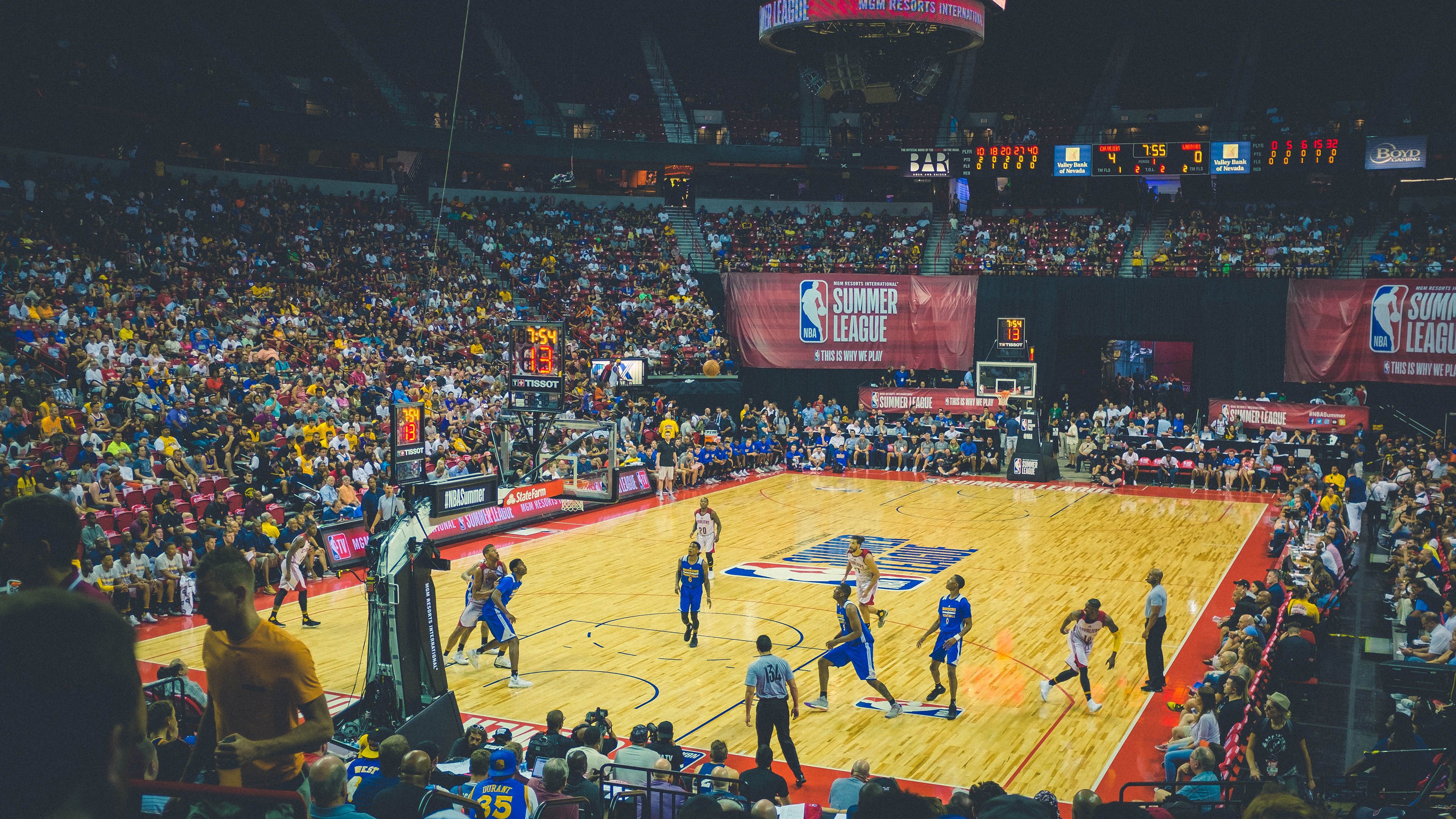 比赛暂停期间球员积极互动展现团队凝聚力，暂停比赛怎么写